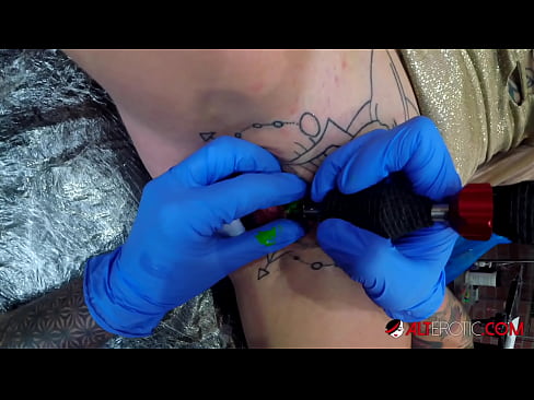 ❤️ Extremadamente tatuado hottie Sully Savage consiguió un tatuaje en su clítoris ❌ Video de sexo en es.higlass.ru ❌️❤️❤️❤️❤️❤️❤️❤️